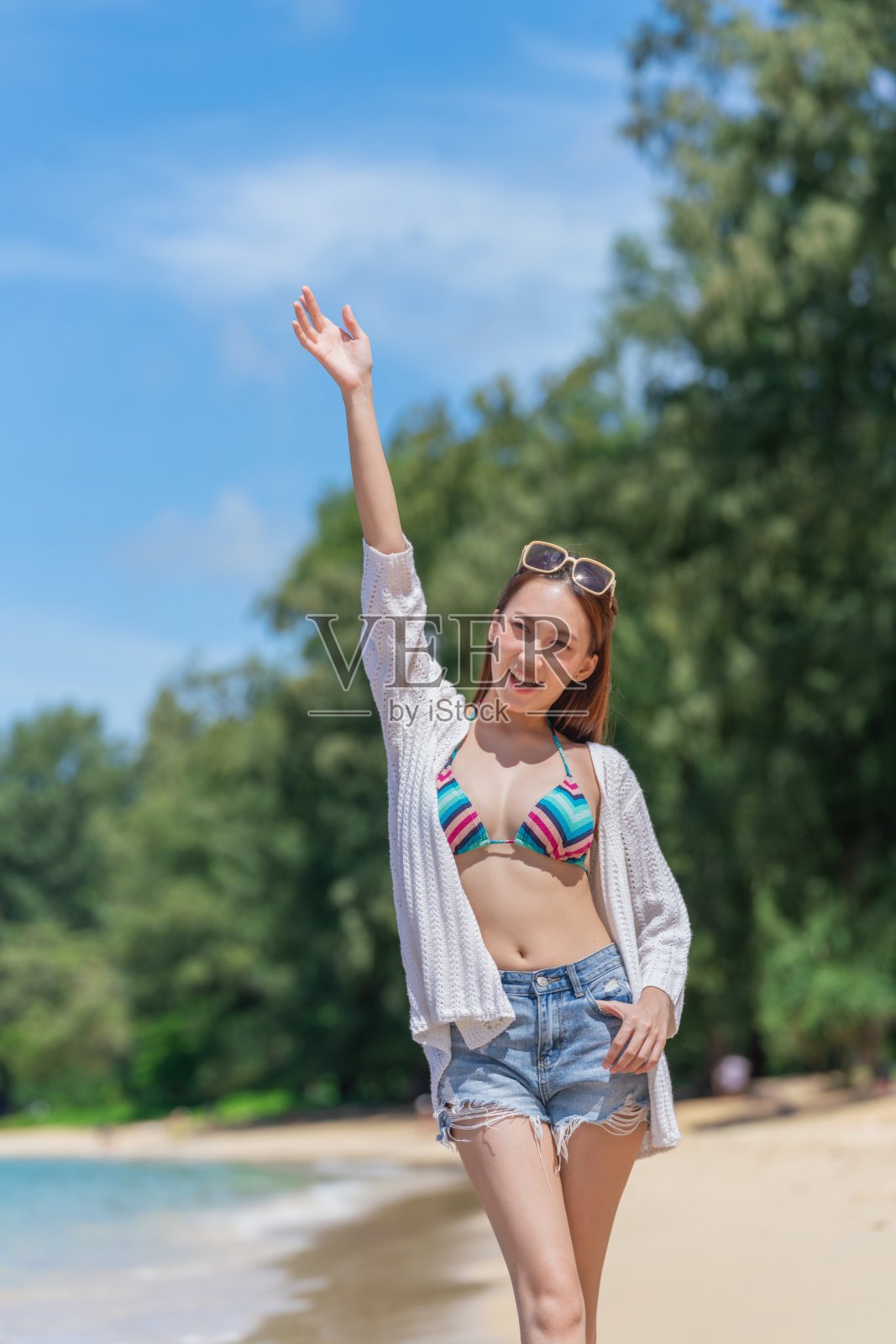 美丽的年轻亚洲女子在比基尼海滩享受自然和户外健康快乐和无忧无虑。Z世代海滩假日快乐。在海边享受自由的亚洲女性。照片摄影图片