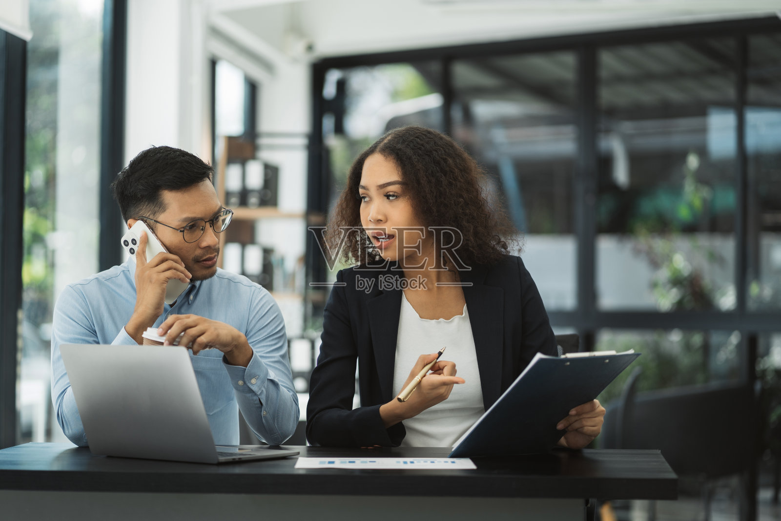 企业团队头脑风暴，规划策略讨论，分析投资研究。照片摄影图片