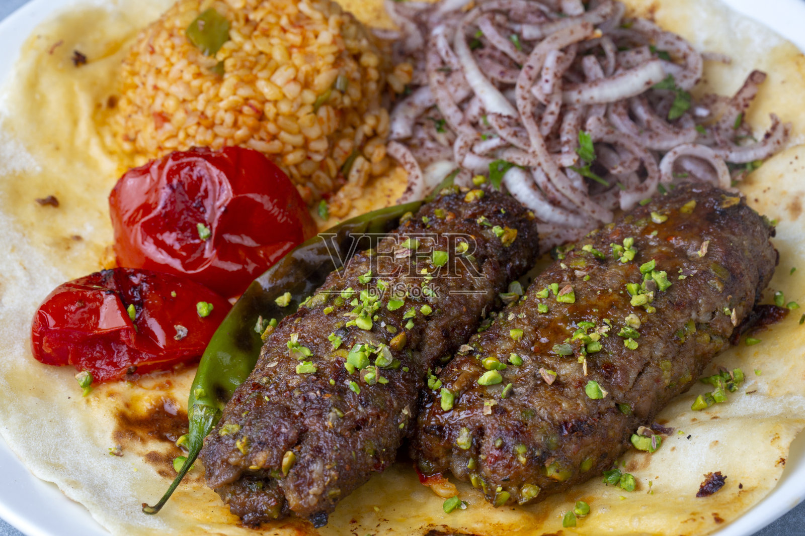 传统美味的土耳其菜，烤肉类型属于阿达纳和安泰普地区，烤开心果烤肉。土耳其的名字;fistikli烤肉串照片摄影图片