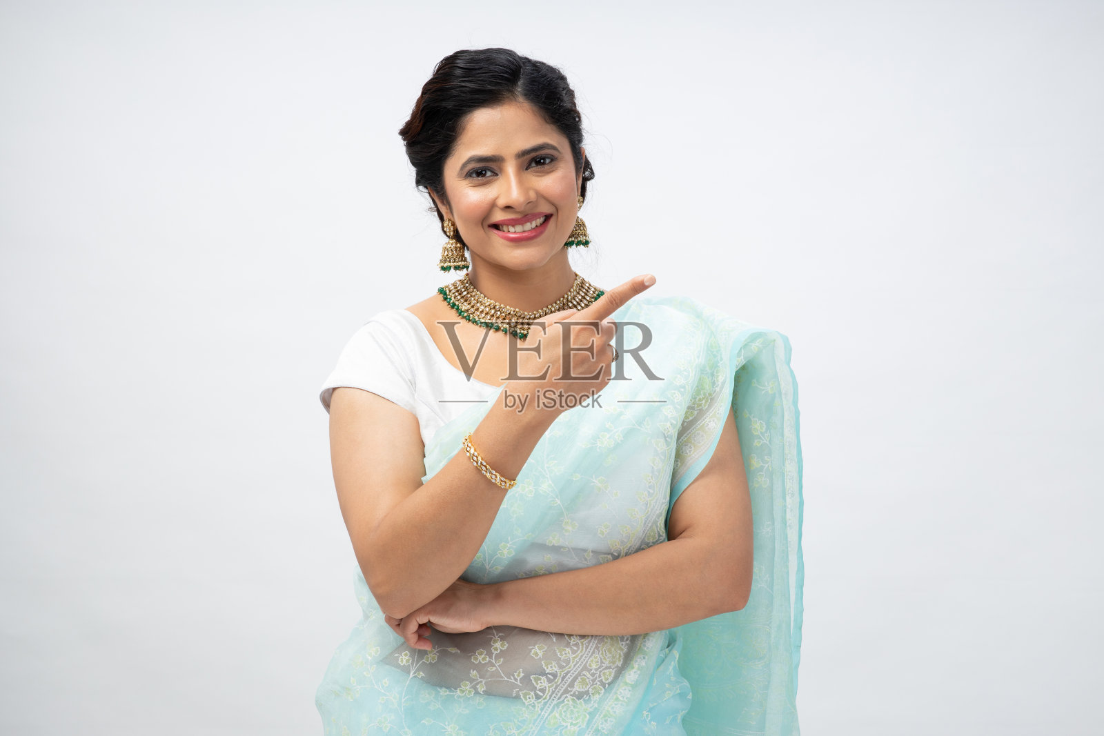 照片肖像年轻女子指着空白空间手指孤立在白色背景股票照片照片摄影图片