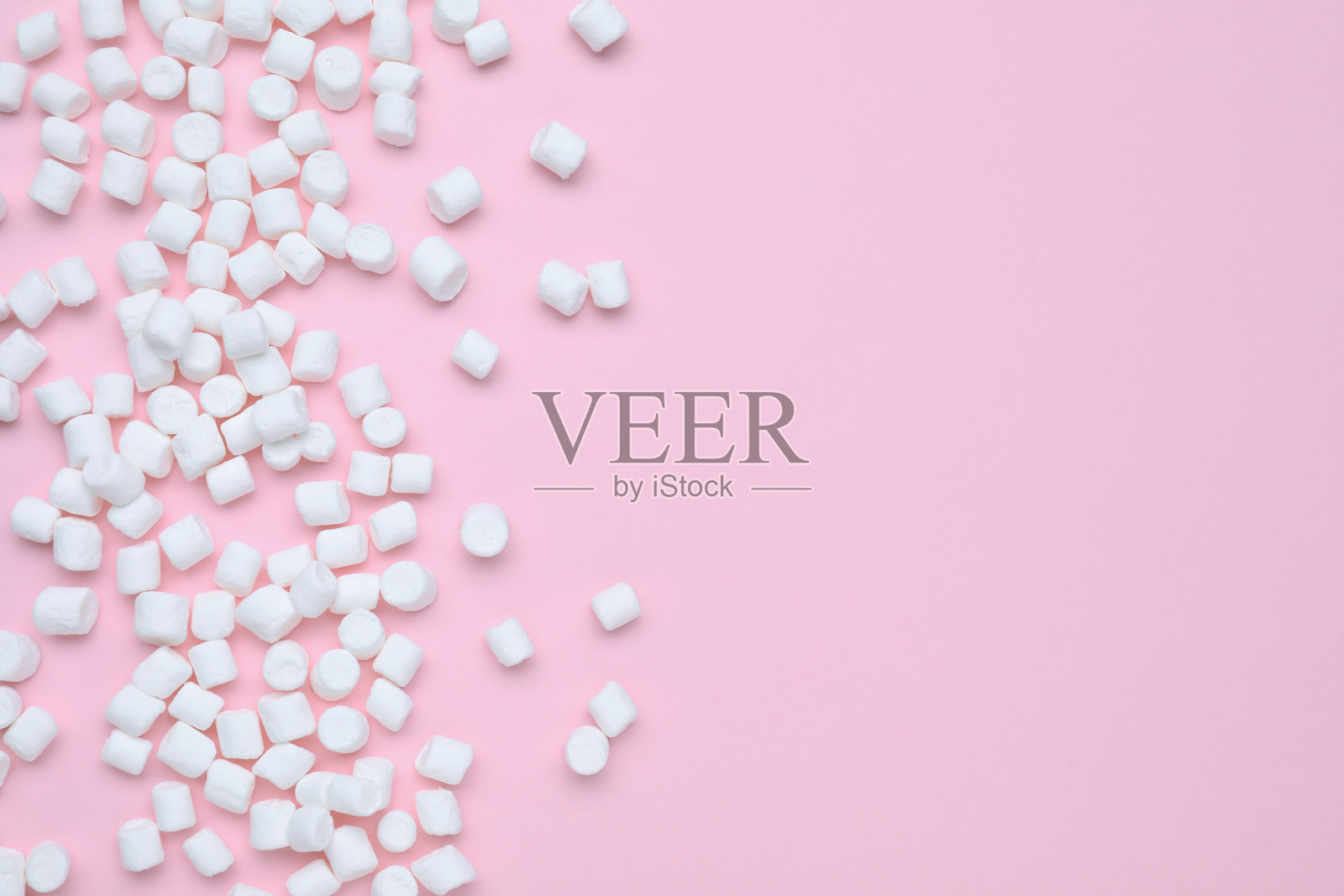 美味甜美的棉花糖，粉红色的背景，平躺。文本空间照片摄影图片