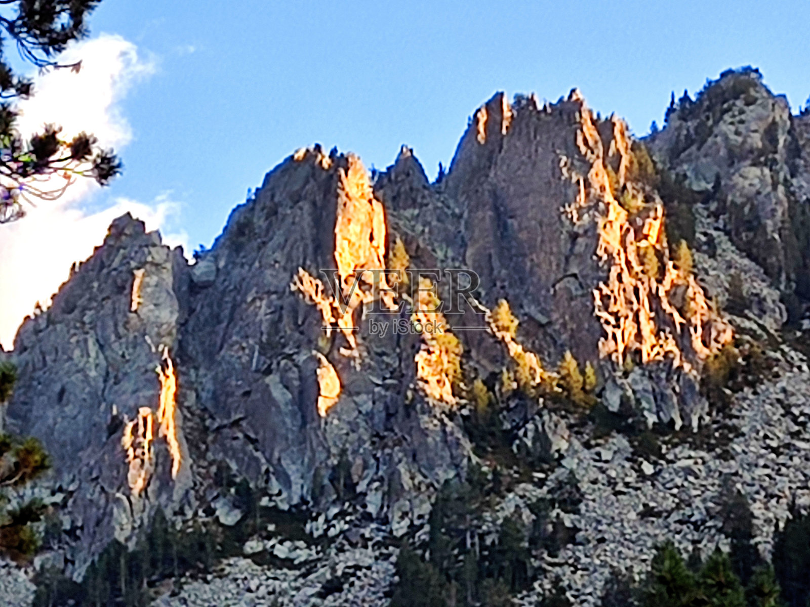 西班牙比利牛斯悬崖上的日落照片摄影图片