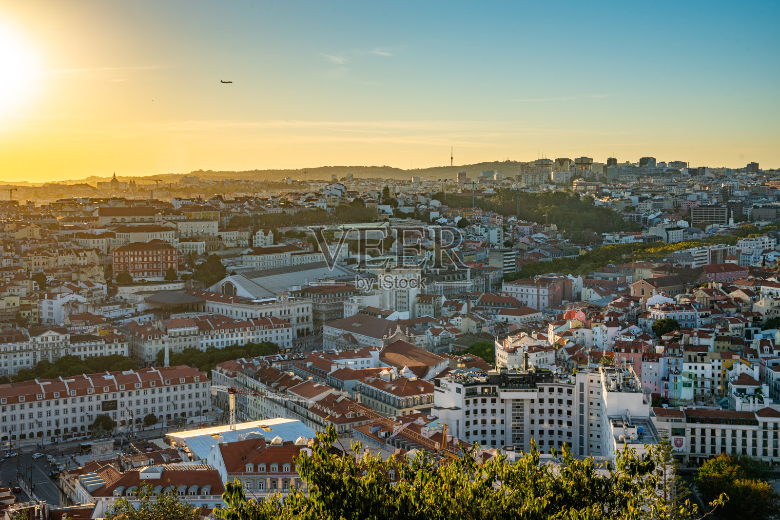 从古老的城堡俯瞰里斯本多彩的老城阿尔法玛——葡萄牙的豪尔赫城堡照片摄影图片