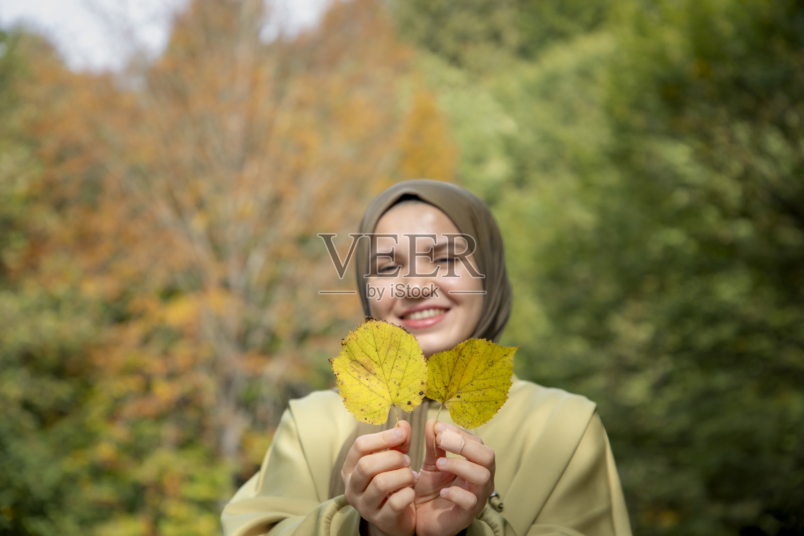 秋叶和戴头巾的美女照片摄影图片