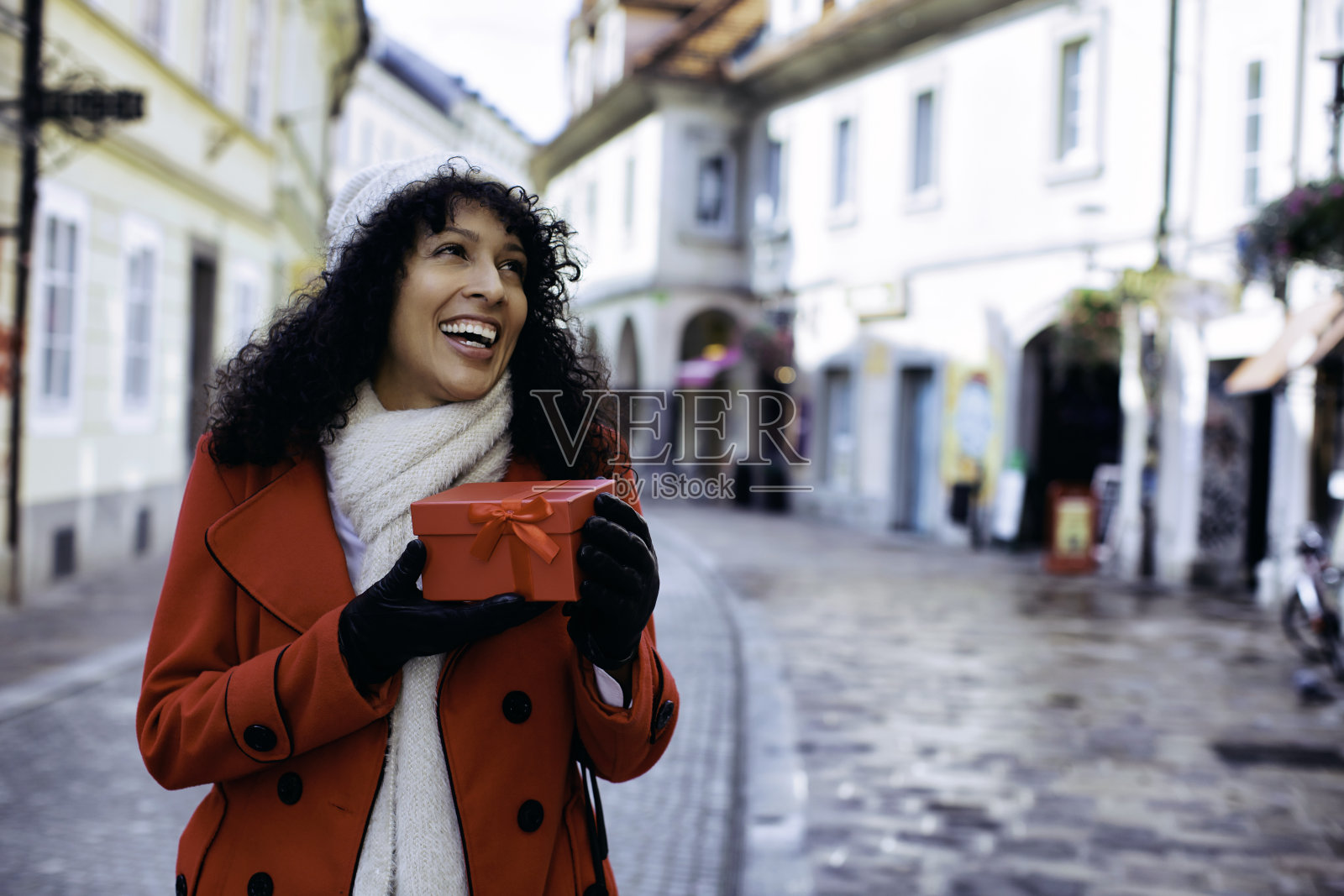 街上的拉丁妇女拿着圣诞礼物照片摄影图片