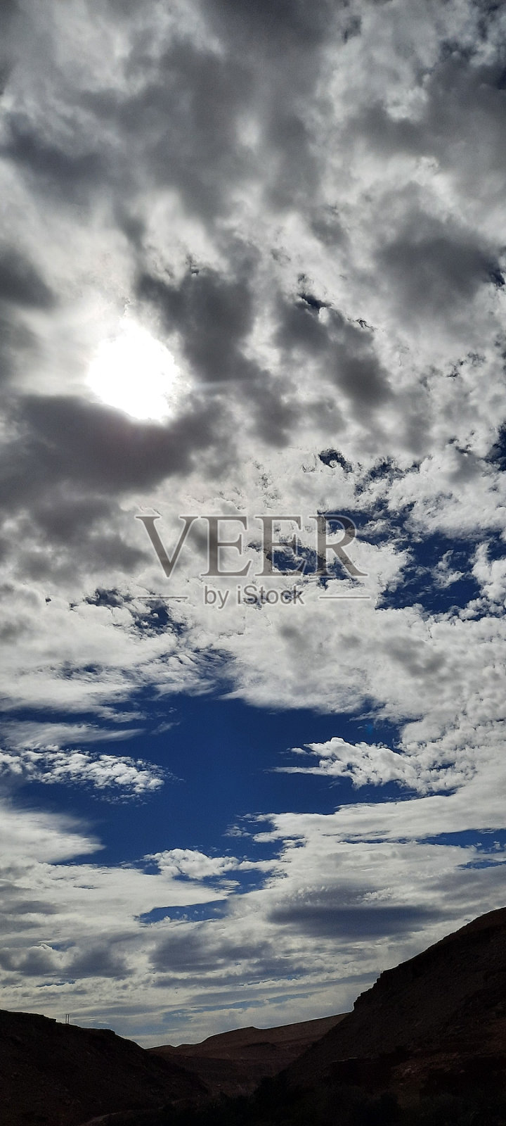 “宁静揭幕:大自然的怀抱和清真寺的阳光明媚的一天。照片摄影图片