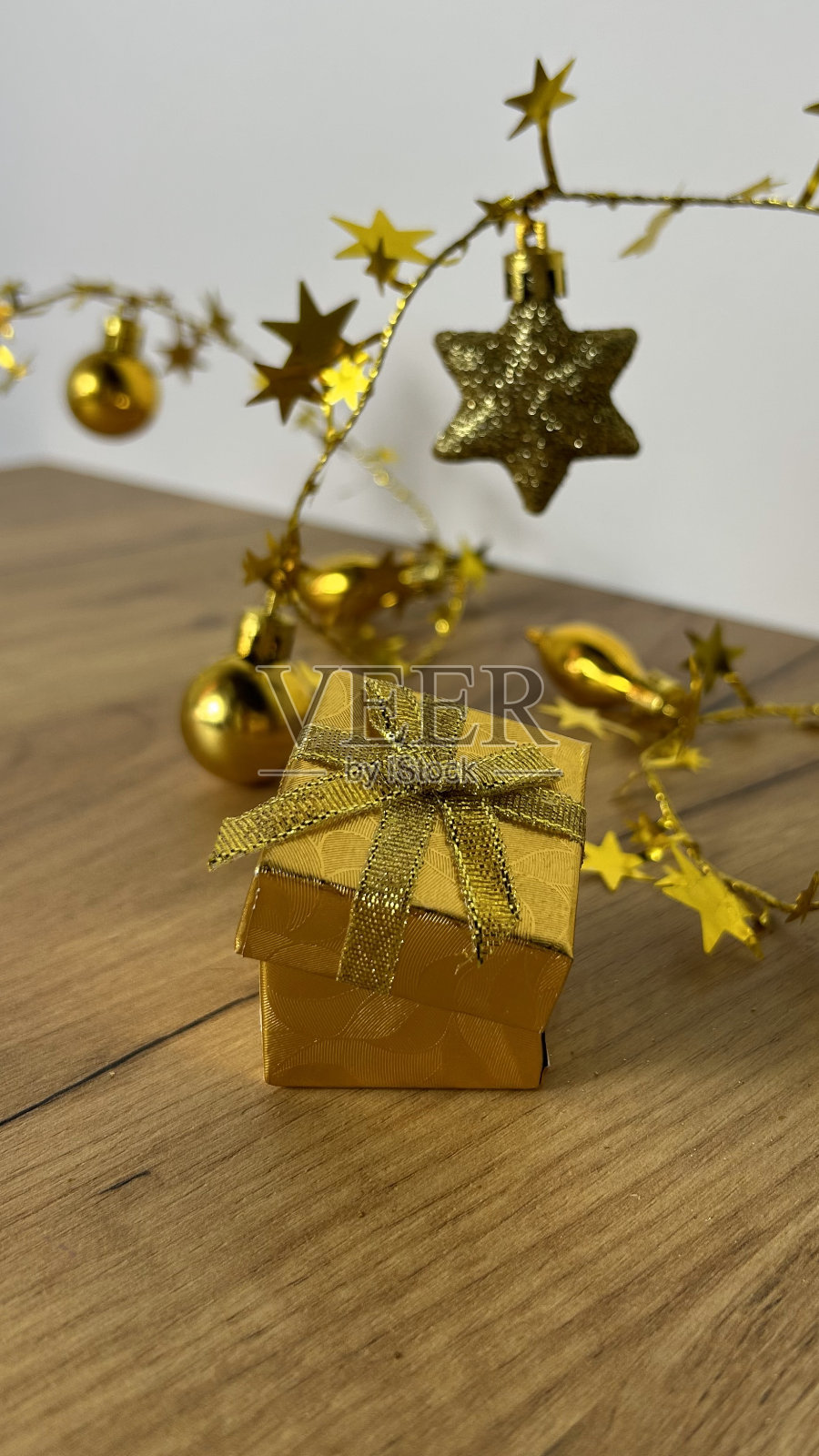 金色的新年礼盒放在木桌上照片摄影图片