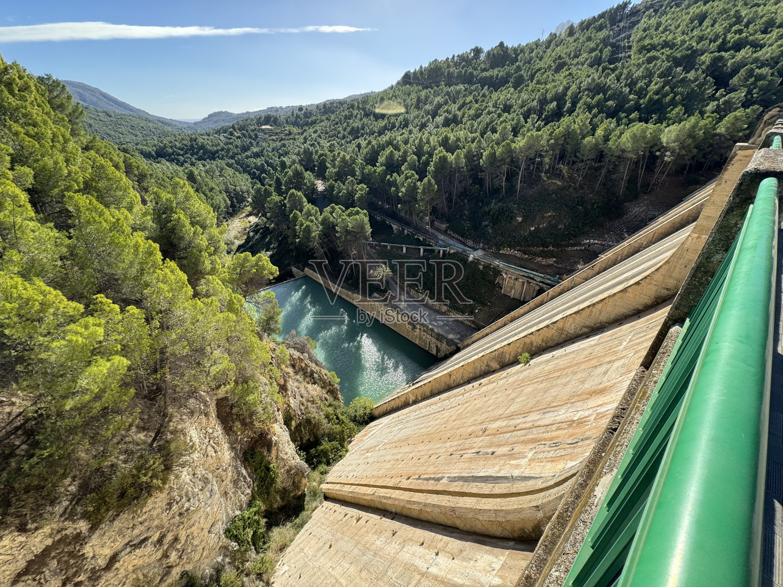 西班牙瓜达莱斯村水库大坝全景图。闸门已经打开。照片摄影图片