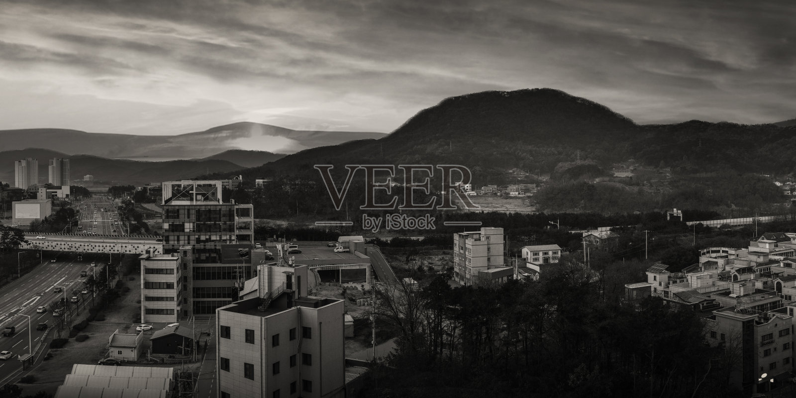 韩国江原道原州市雾蒙蒙的冬日清晨，黑白相间的复古山城景观照片摄影图片