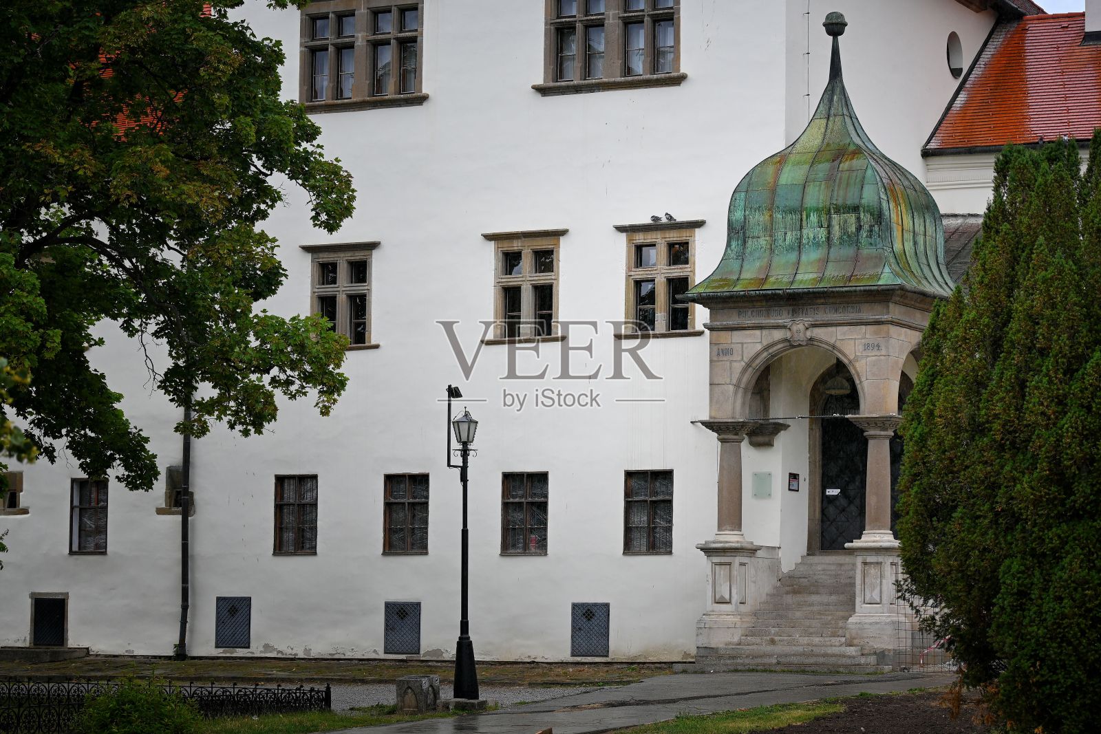 钟在院子的中央，在大楼的顶部照片摄影图片