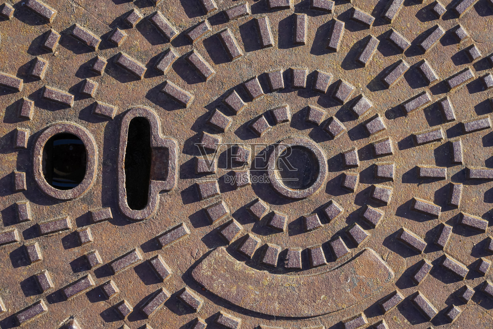 2021年9月30日，法国塞纳河畔埃夫里:明亮灯光下锈迹斑斑的棕色井盖照片摄影图片