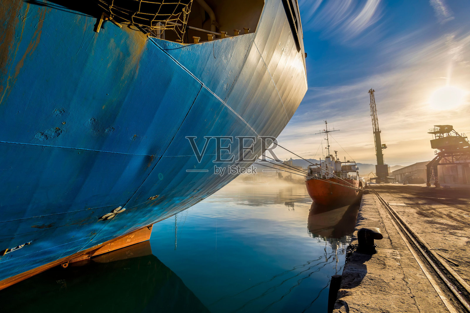 船已经干了，但没有流动的水照片摄影图片