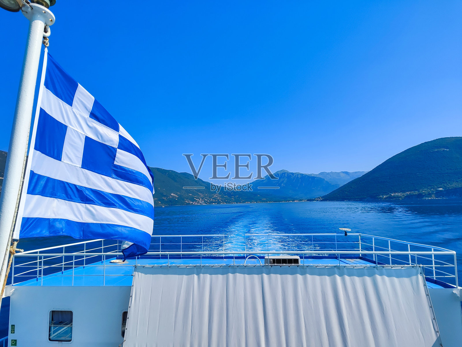 美丽的海湾景色，有船、游艇和传统的房子，照片摄影图片