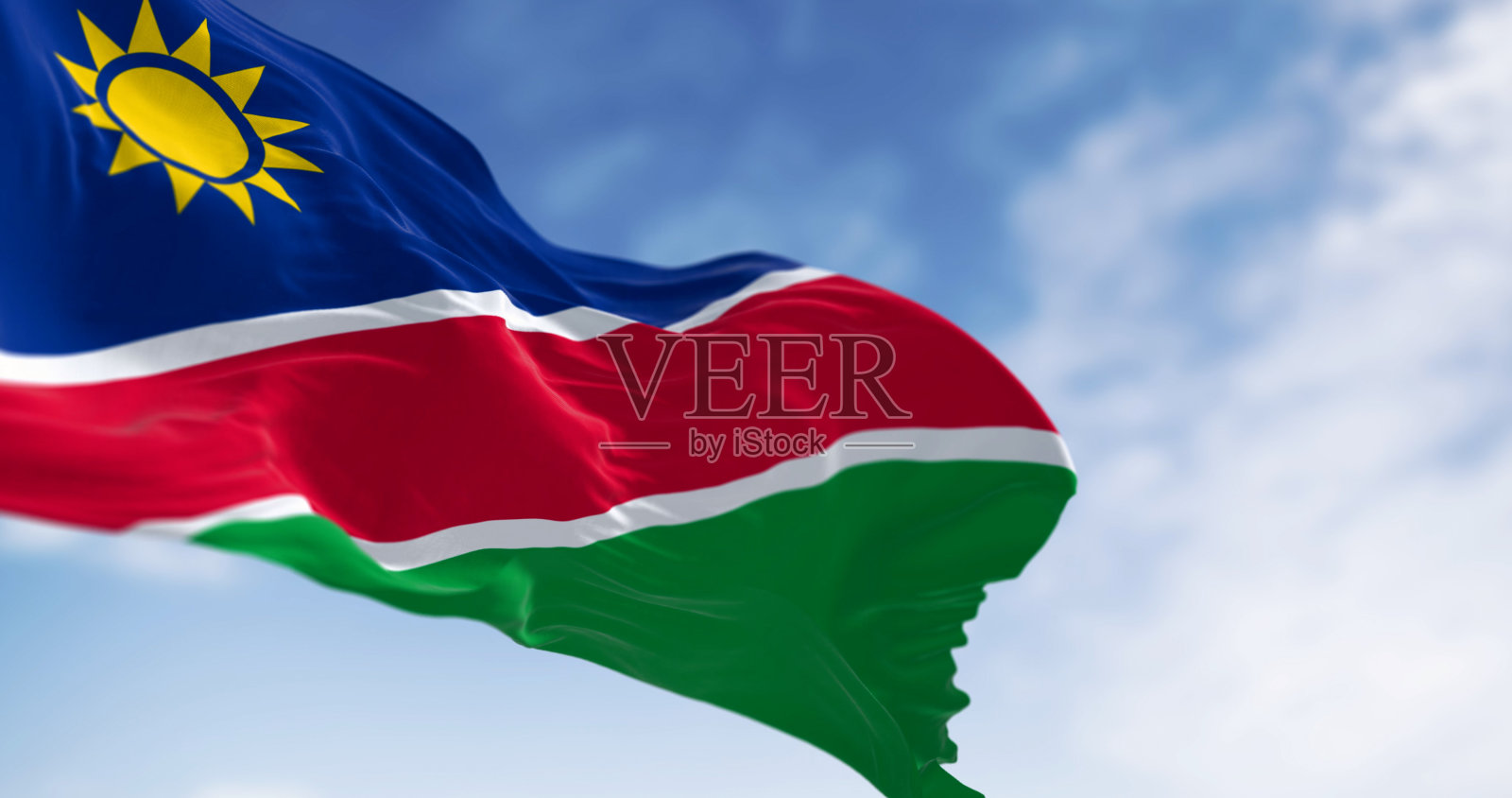 纳米比亚国旗在晴朗的日子里飘扬照片摄影图片