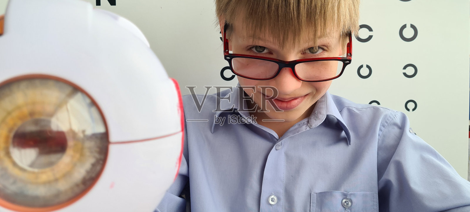 戴眼镜的小男孩去诊所看儿科医生照片摄影图片