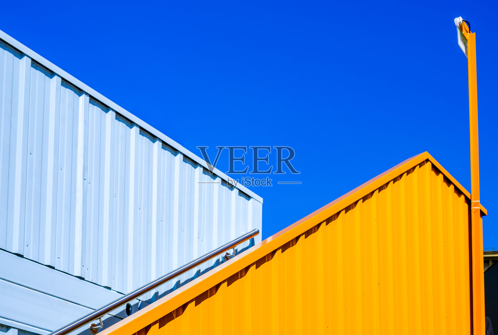 集装箱旁的金属楼梯照片摄影图片