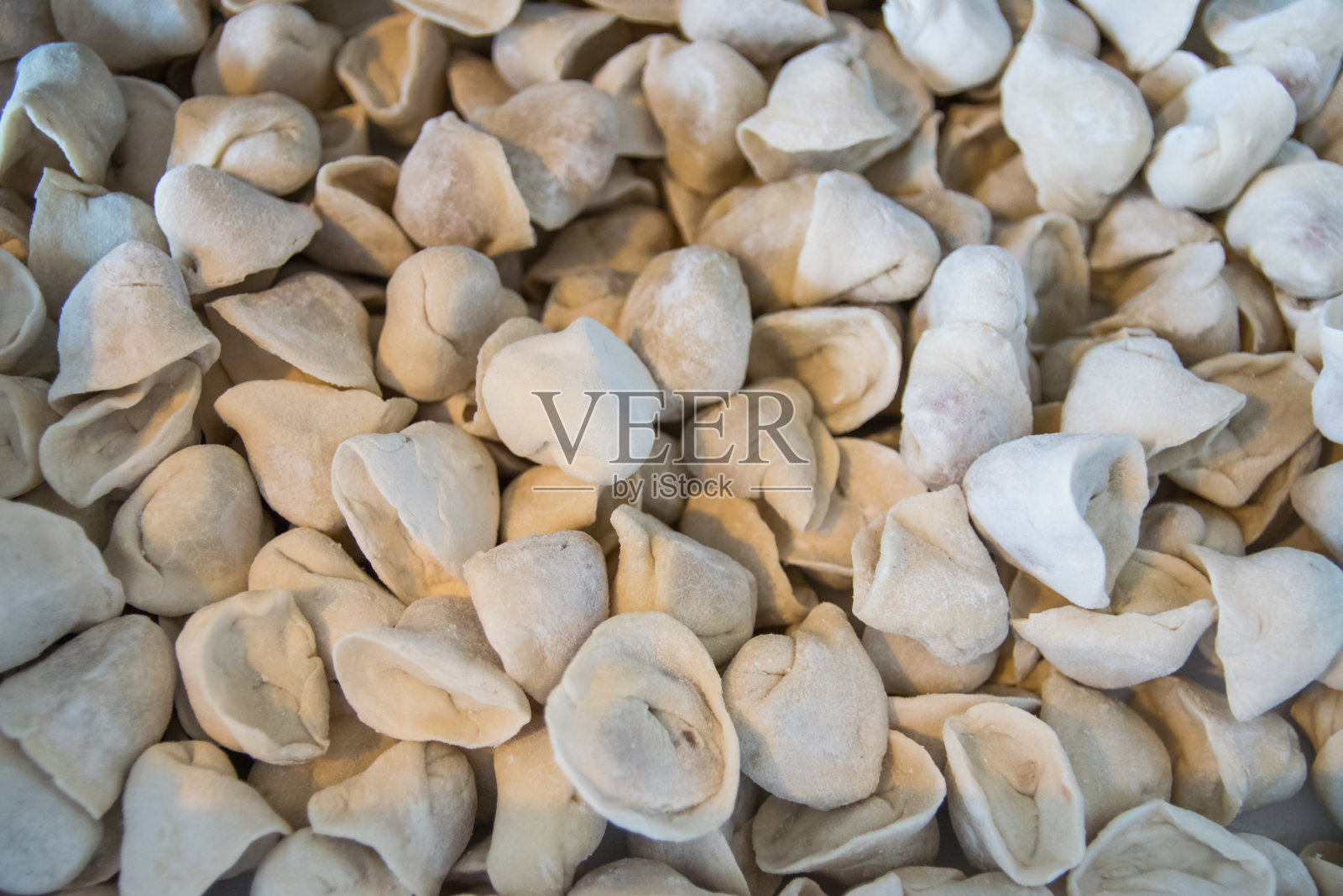 自制的水饺。烹饪。照片摄影图片