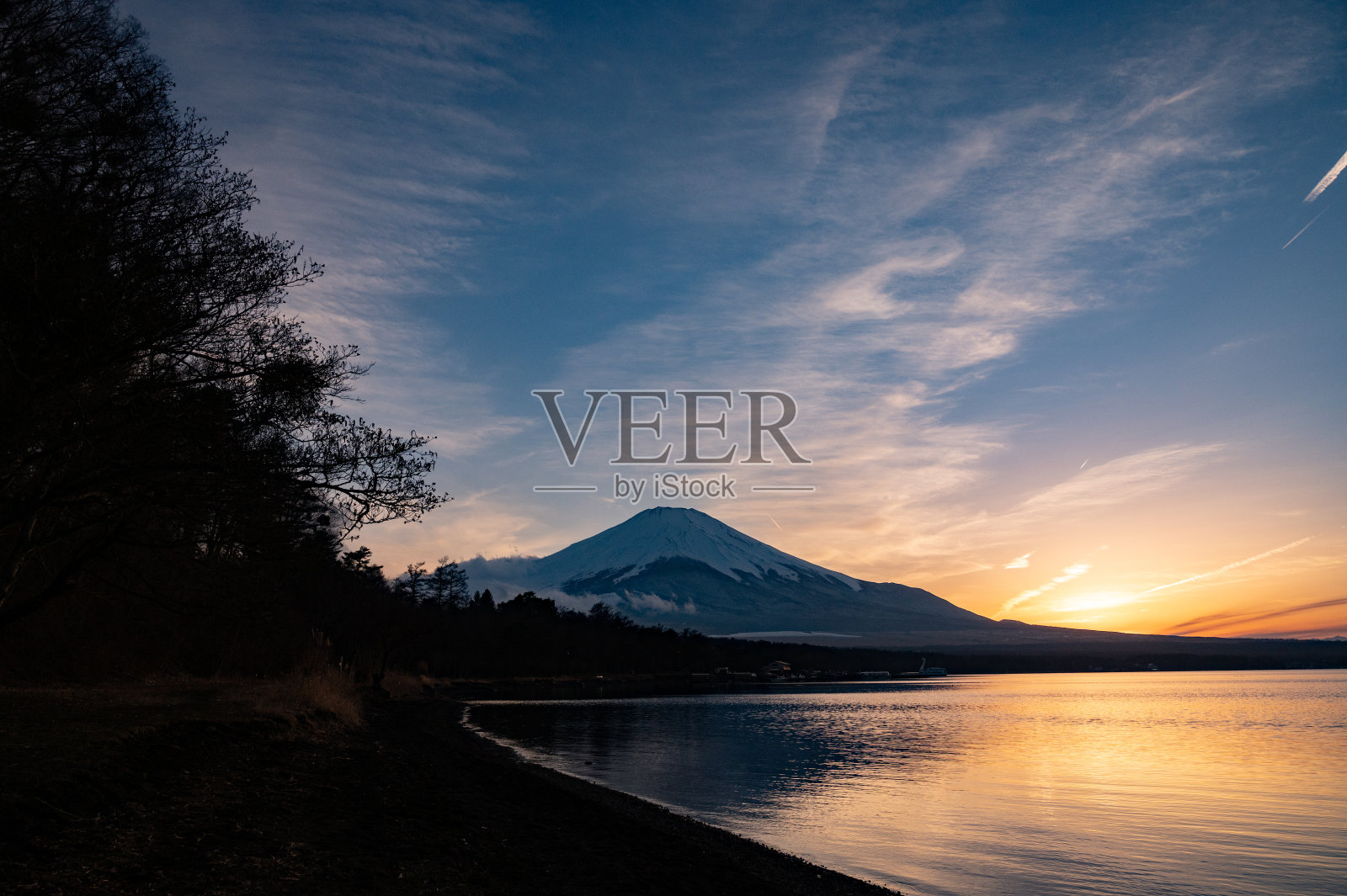 日落时的富士山和山中子湖照片摄影图片