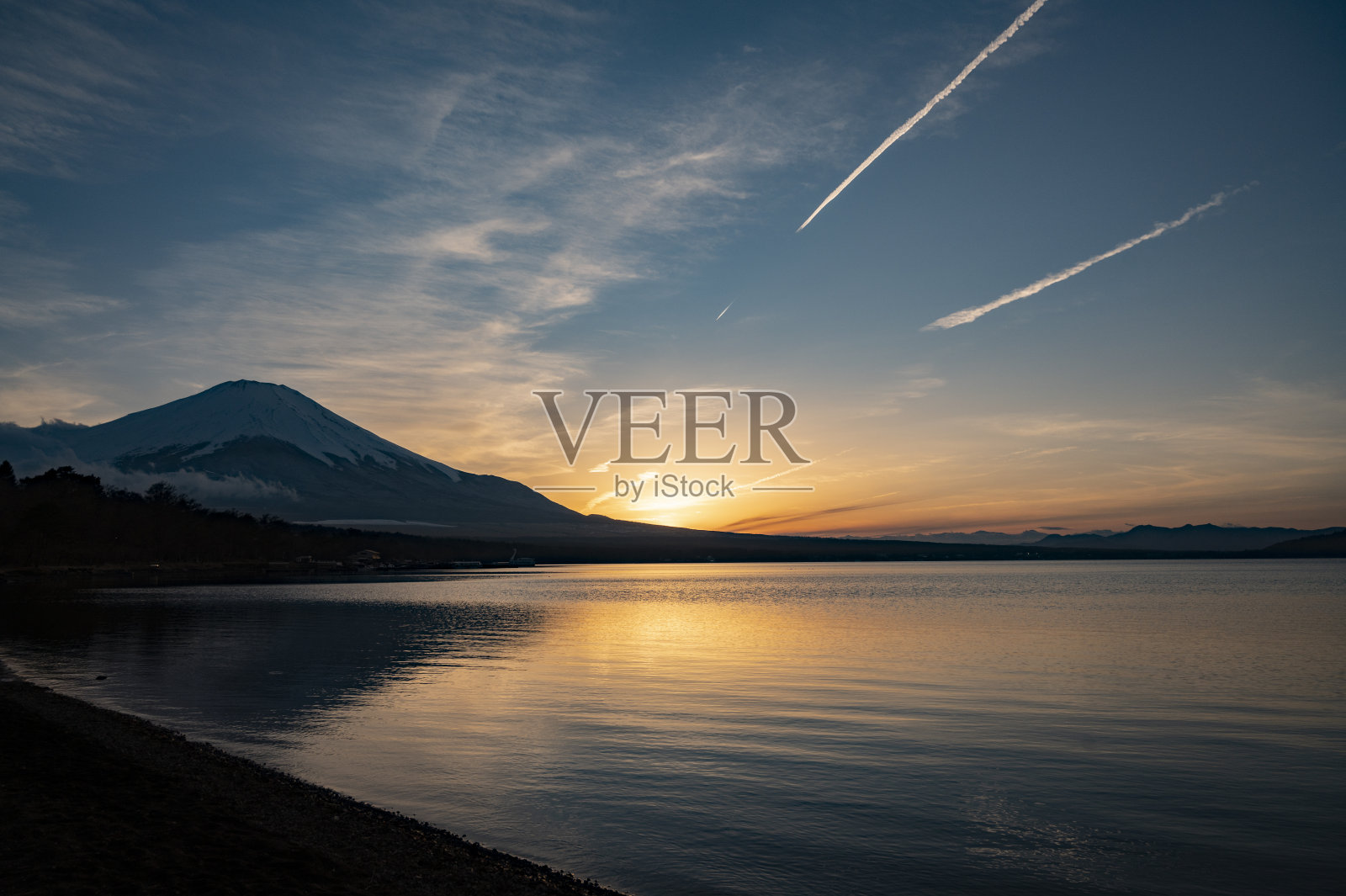 日落时的富士山和山中子湖照片摄影图片