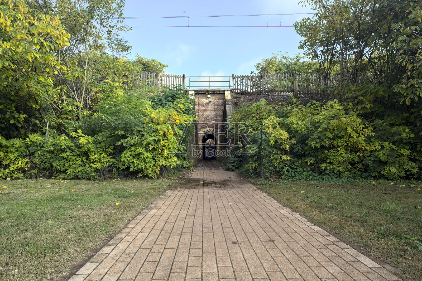 一个意大利小镇的地下通道入口照片摄影图片