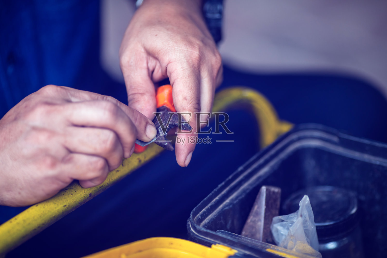 技术人员手中的钳子选择性聚焦照片摄影图片