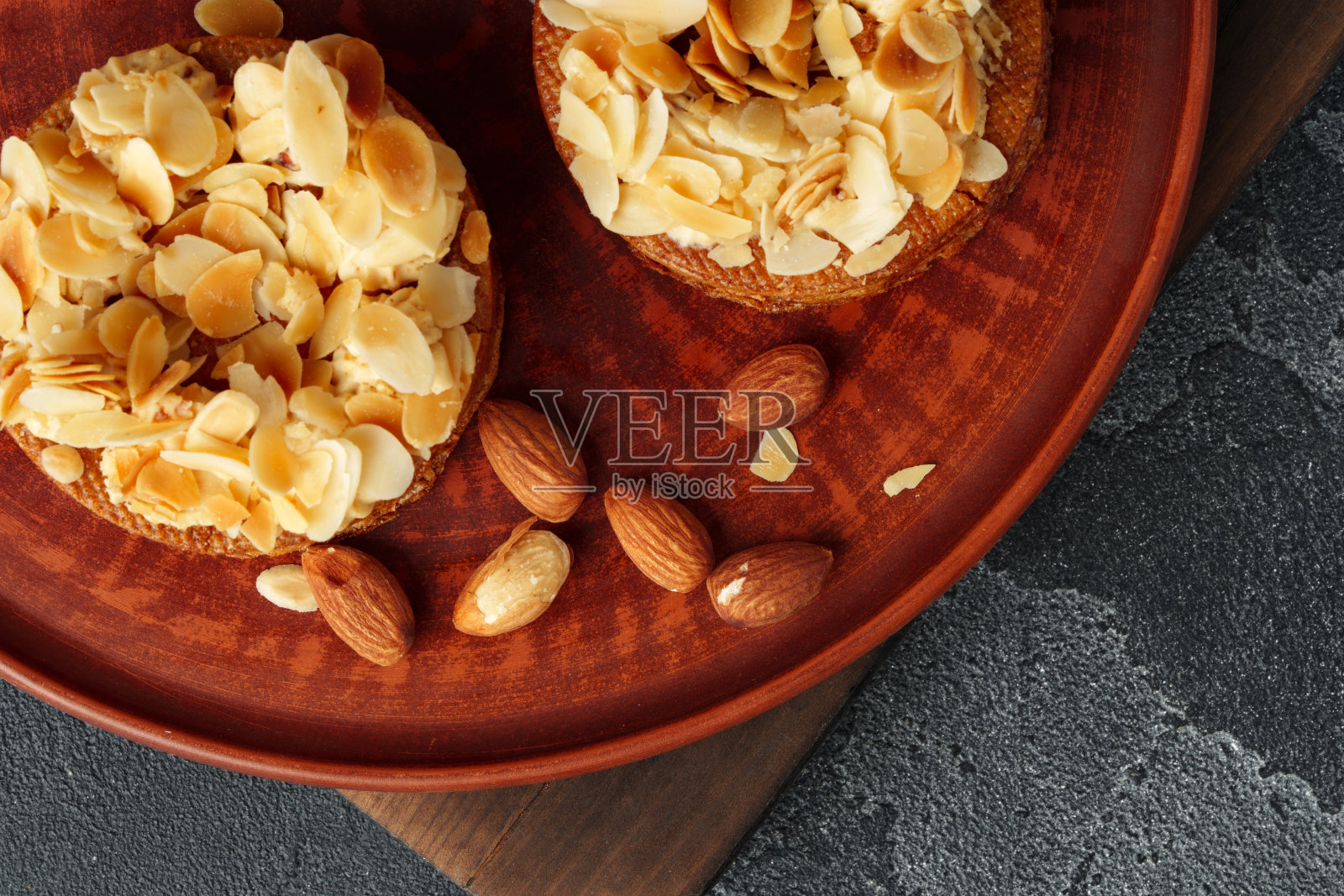 盘子里有杏仁花瓣的馅饼照片摄影图片