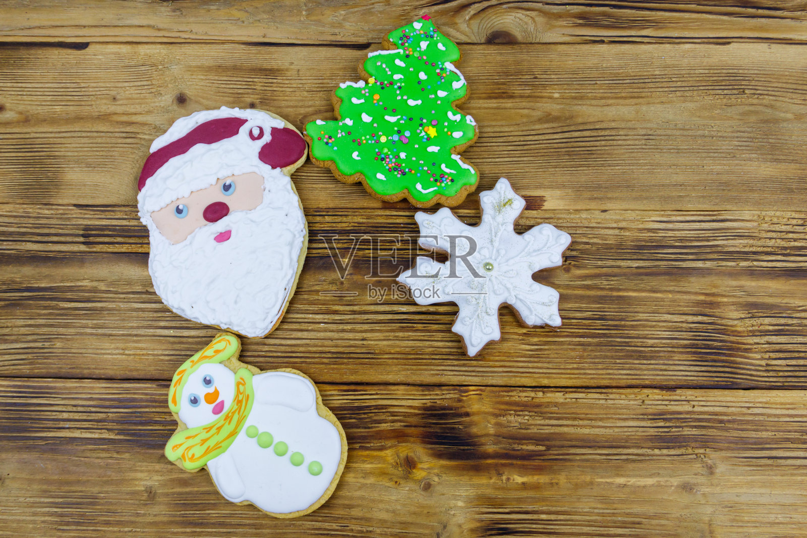 木制桌子上的圣诞姜饼饼干。俯视图照片摄影图片