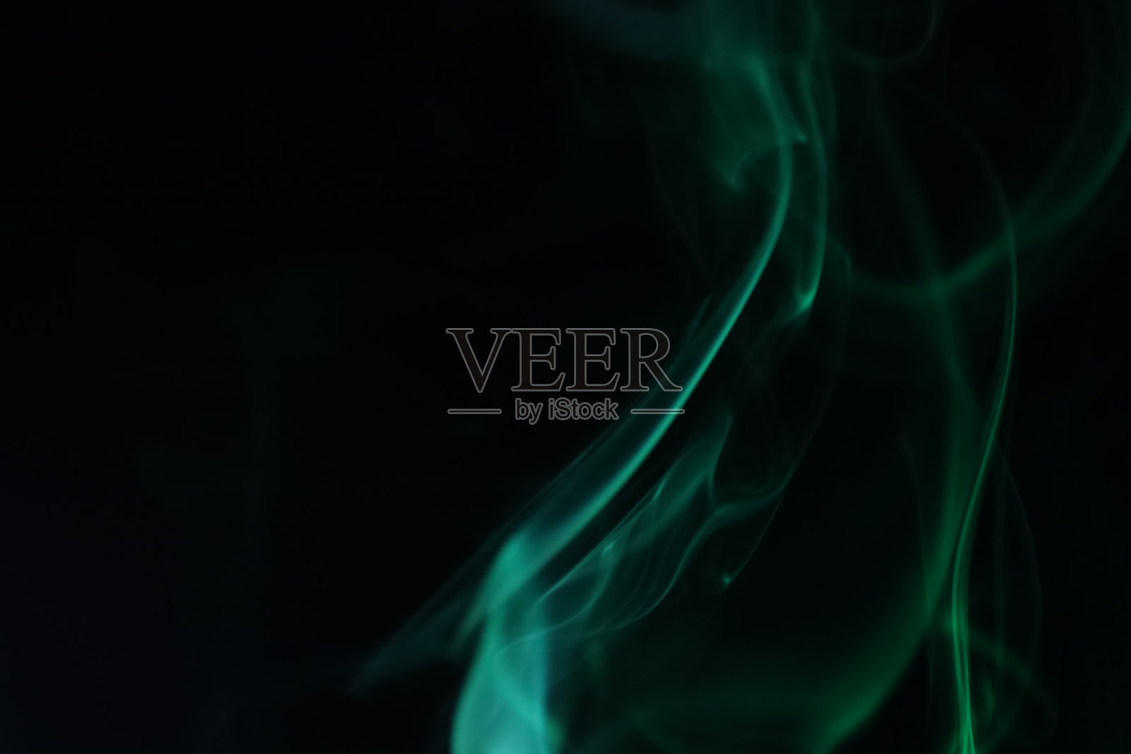 绿色和白色的烟雾在黑暗的背景上，色彩抽象照片摄影图片