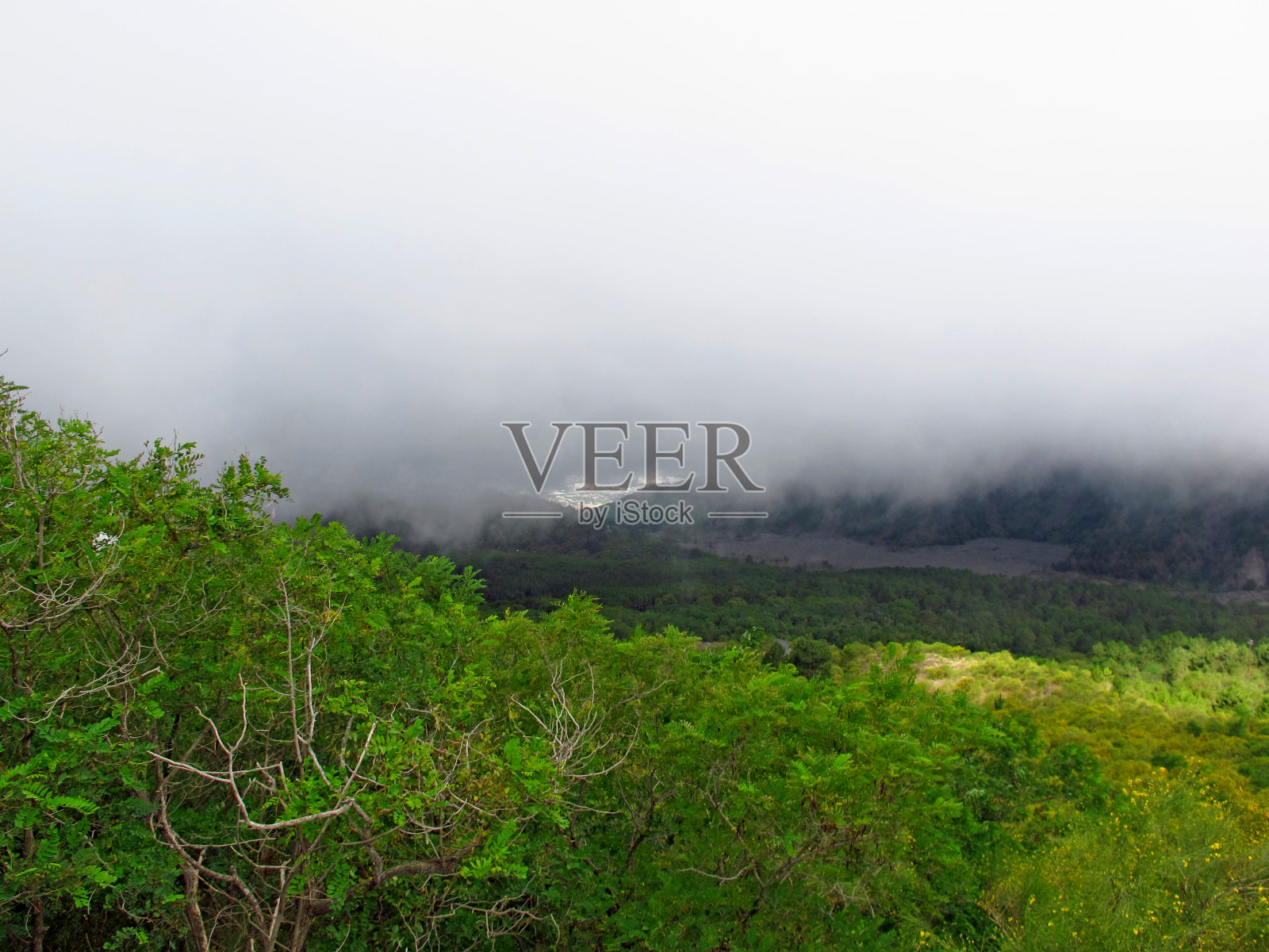 雾中的维苏威火山，意大利照片摄影图片