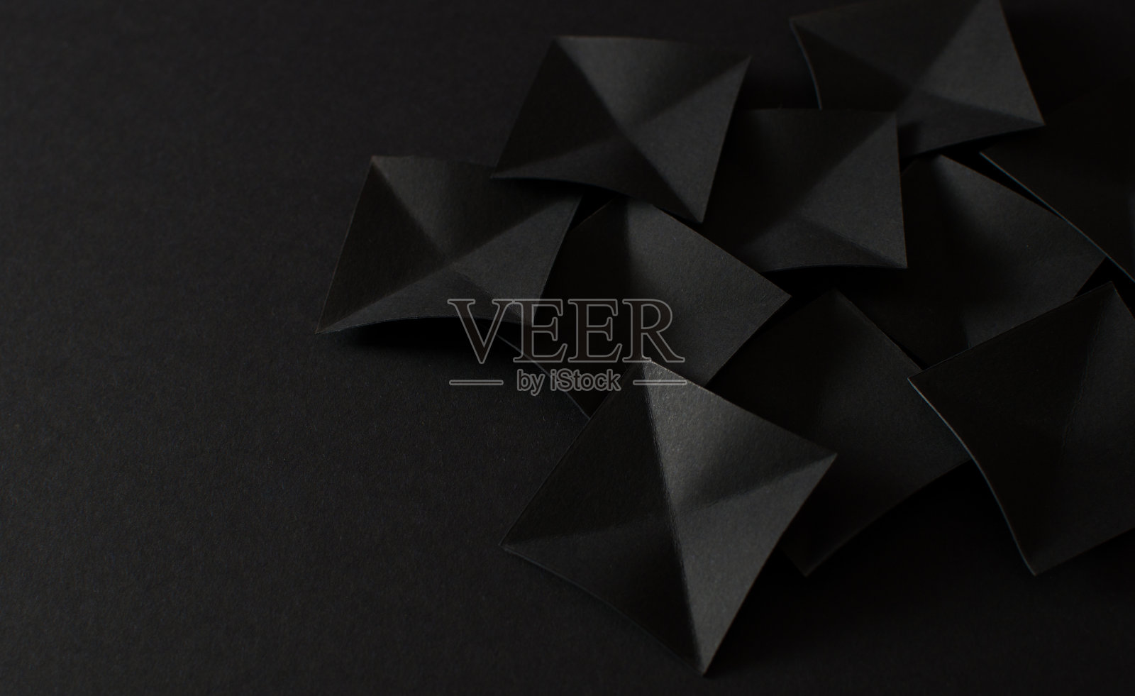 黑色背景上抽象的黑色方形形状照片摄影图片