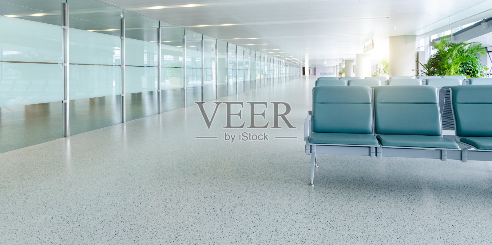 空无一人的候机楼候机区，有绿色的椅子照片摄影图片