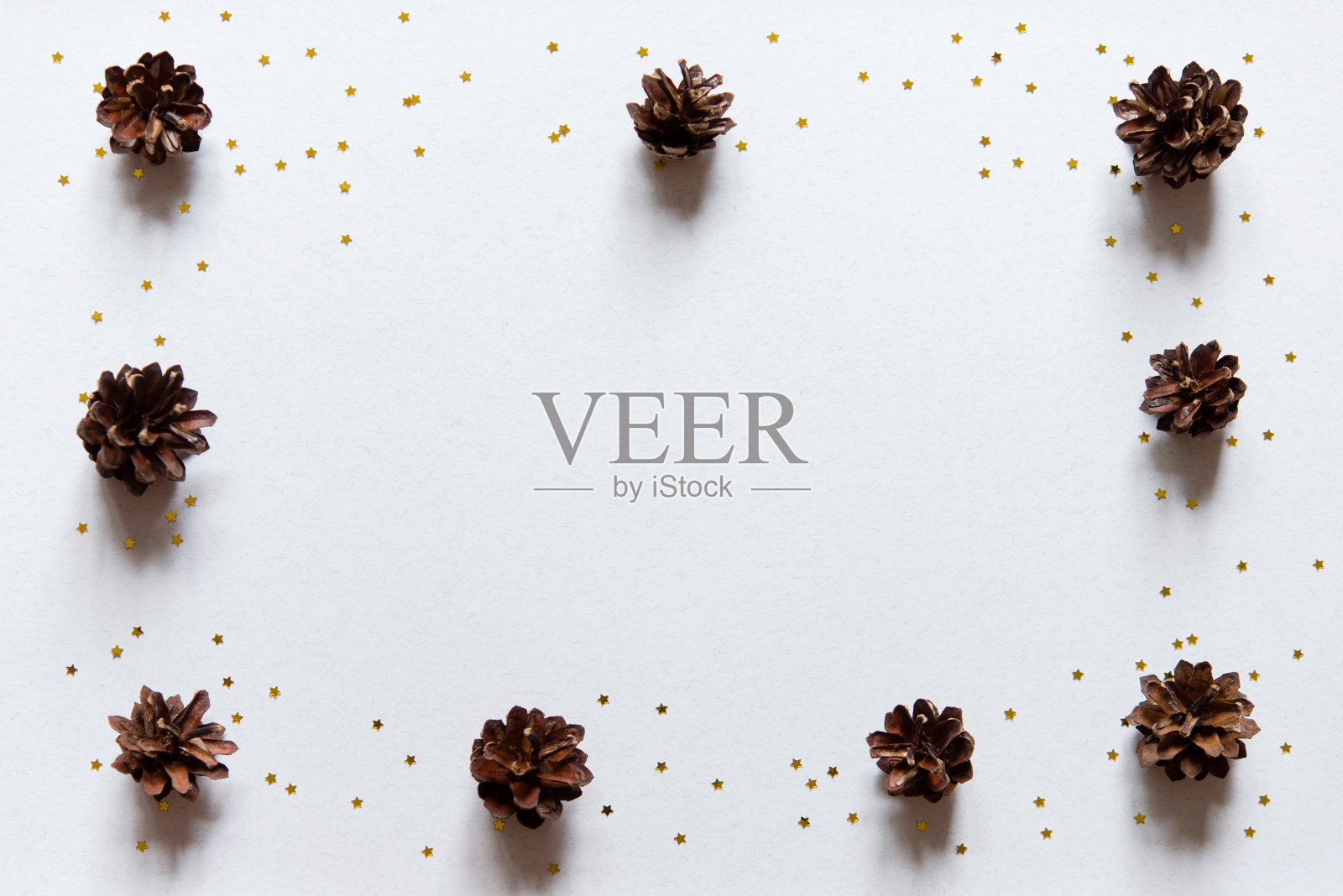 新年快乐相框。印有三个圣诞蛋筒的卡片横幅。光背景。模型。照片摄影图片