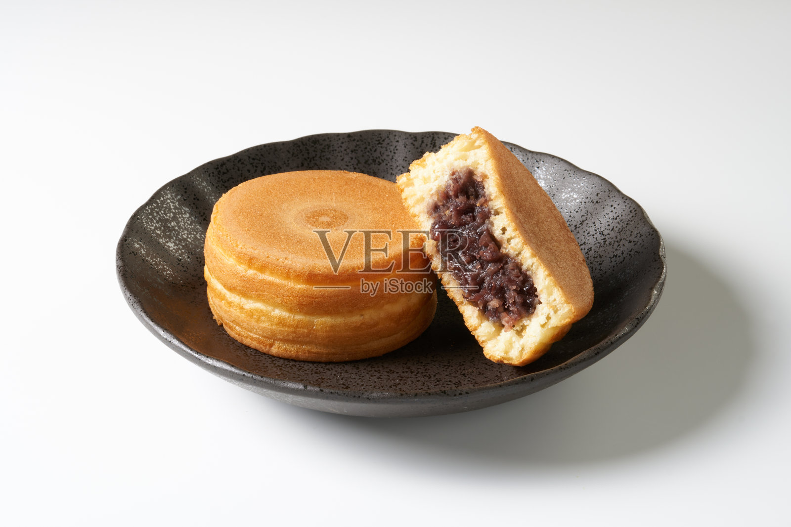 轮蛋糕。白底日本豆沙煎饼。照片摄影图片