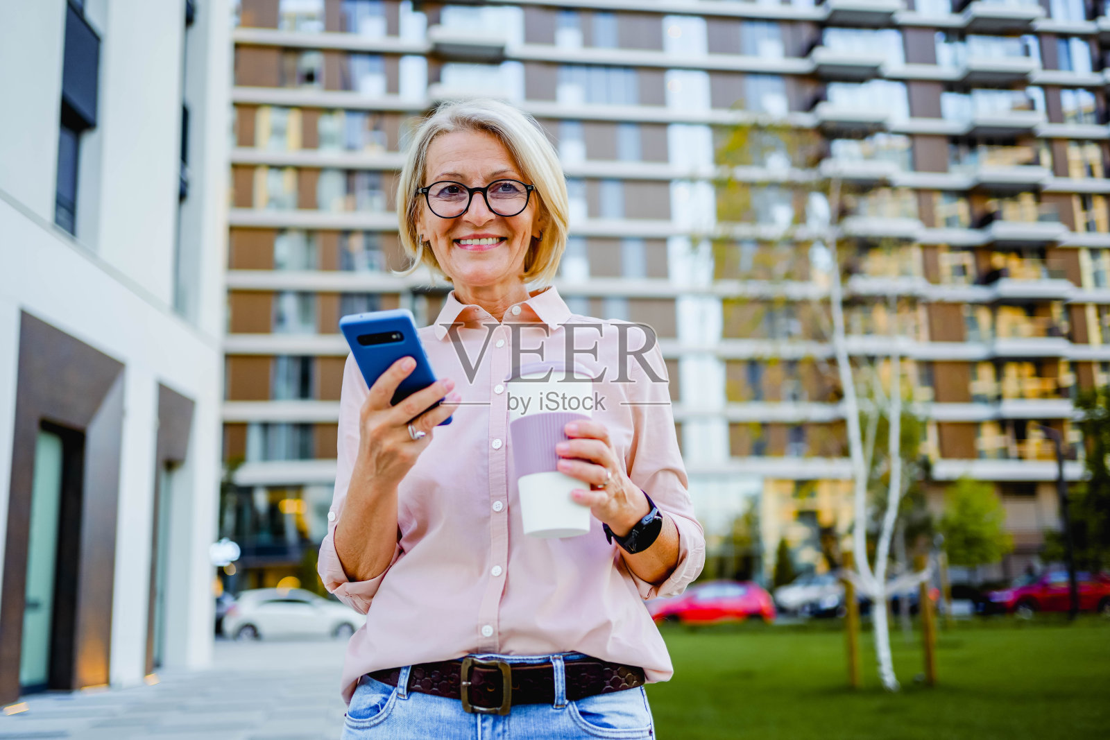 成熟女人在户外使用电话照片摄影图片