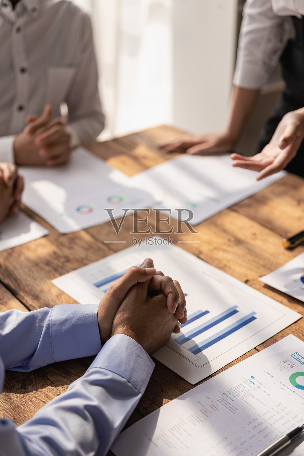 商人找到成功增长的经济目标年轻的商人团队分析股票报告图表笔记本电脑屏幕界面图形在后台垂直从远处照片摄影图片