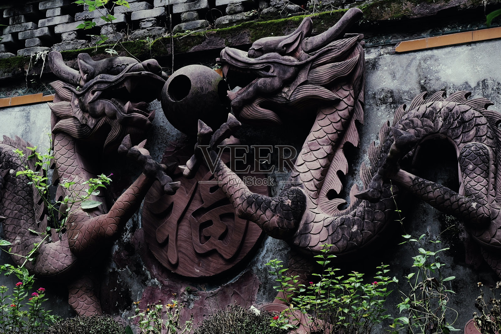 秋的宁静:庆阳宫古城墙上的石龙雕塑照片摄影图片