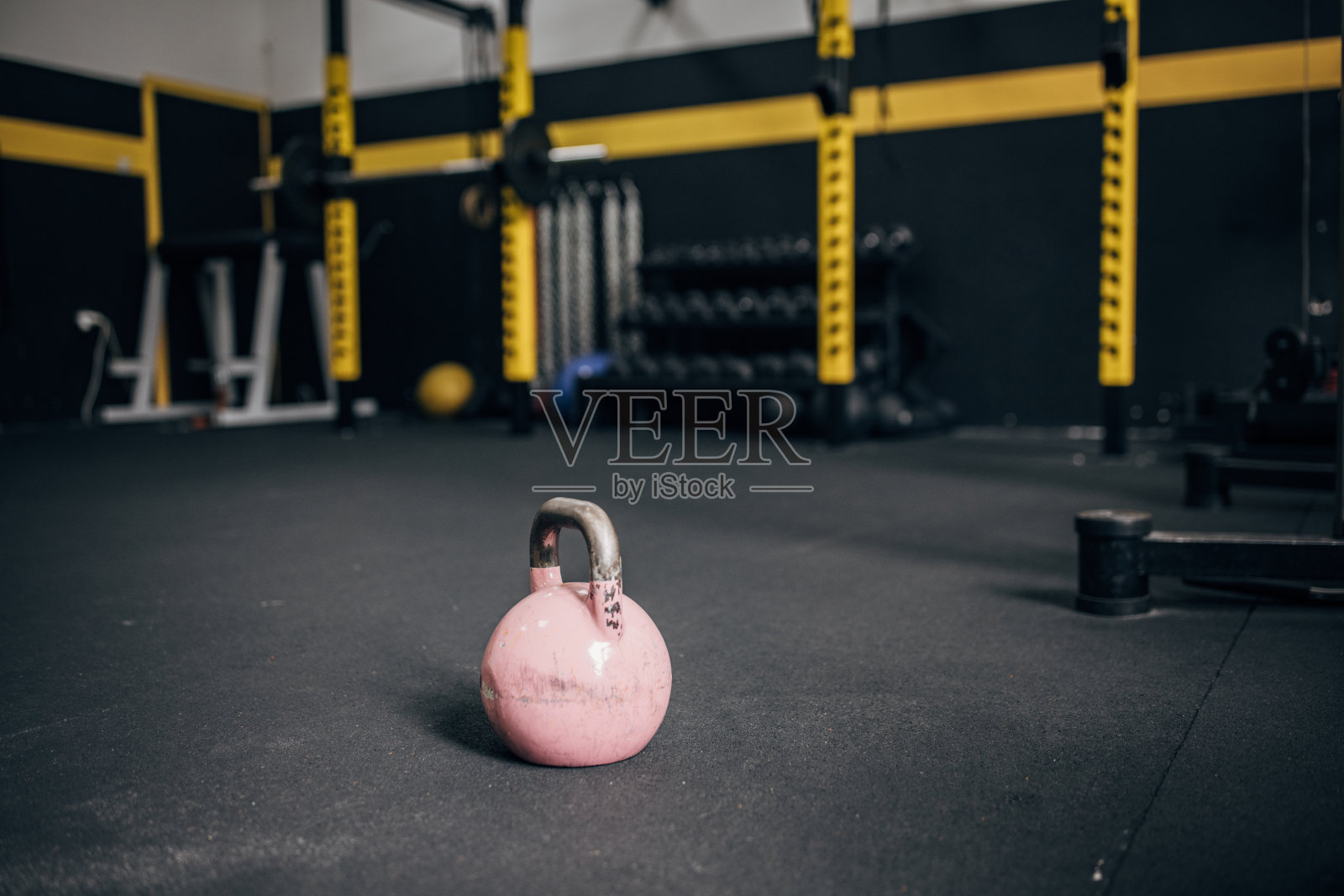 健身房地板上的壶铃空无一人照片摄影图片