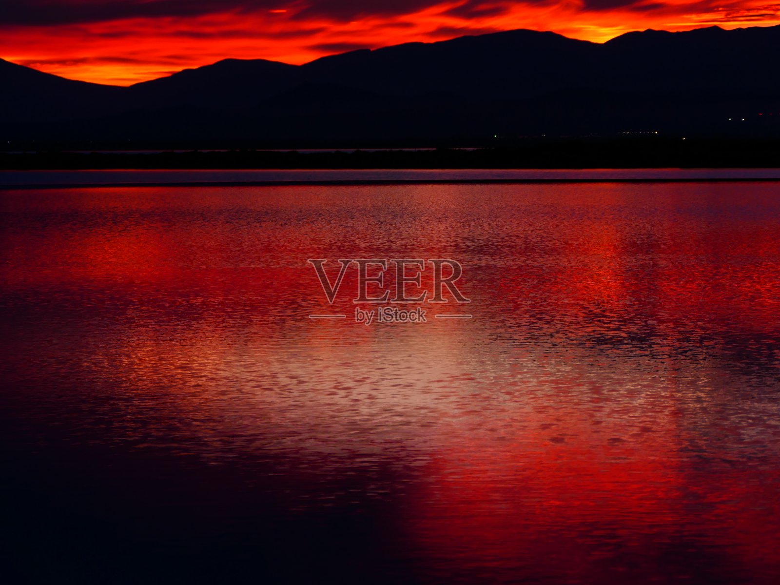 比利牛斯山脉东部的淡水湖照片摄影图片