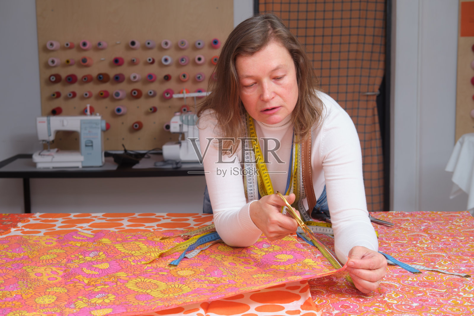 女时装设计师在工作场所的工作室里进行设计照片摄影图片