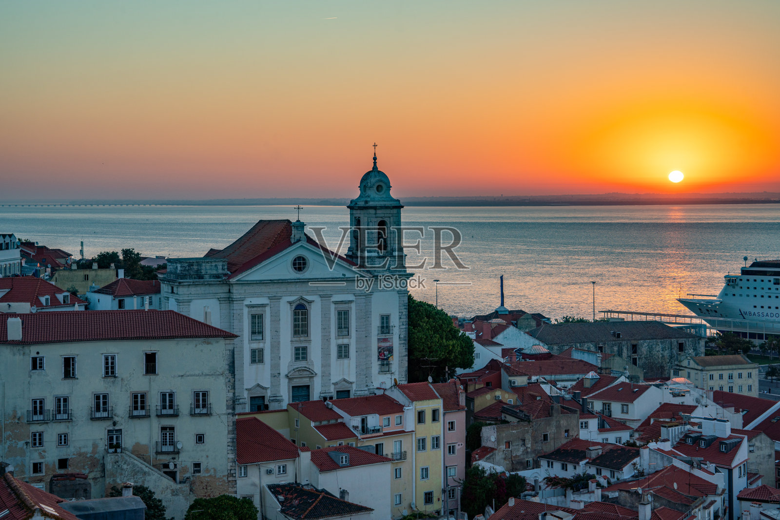 葡萄牙黎明时分的阿尔法玛里斯本市景照片摄影图片
