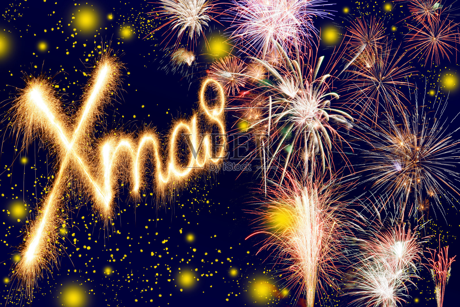 闪闪发光的圣诞字母与烟花照片摄影图片