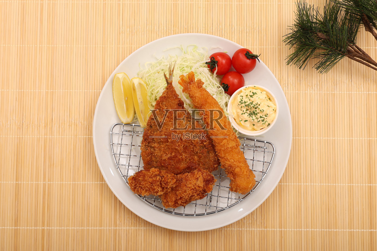 各种油炸海鲜：炸牡蛎、炸虾和炸竹荚鱼照片摄影图片