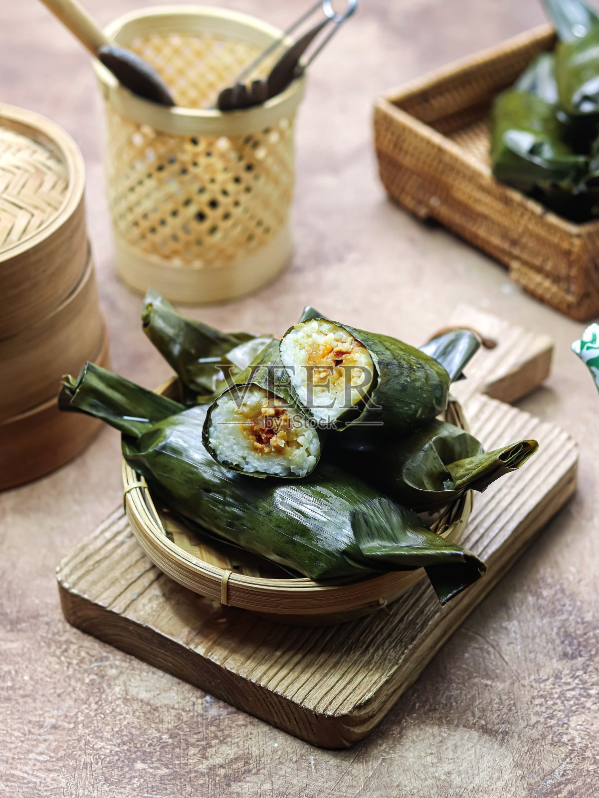 Arem-arem是一种传统的印尼食物，由米饭、蔬菜、鸡肉和肉制成照片摄影图片