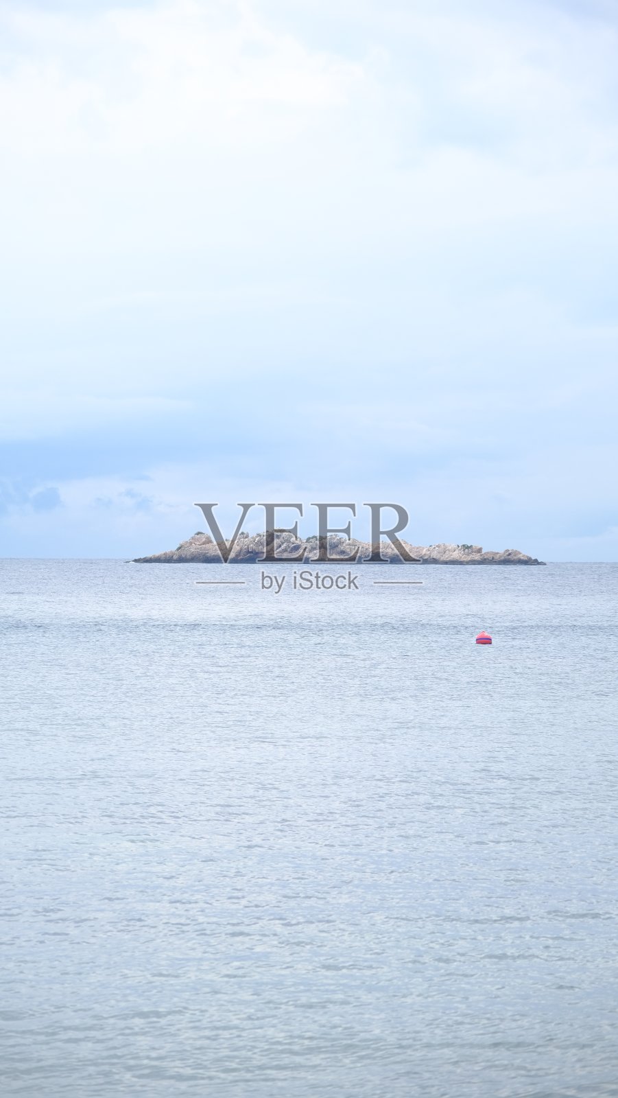 泰国罗勇，美丽的雨季沙滩。照片摄影图片