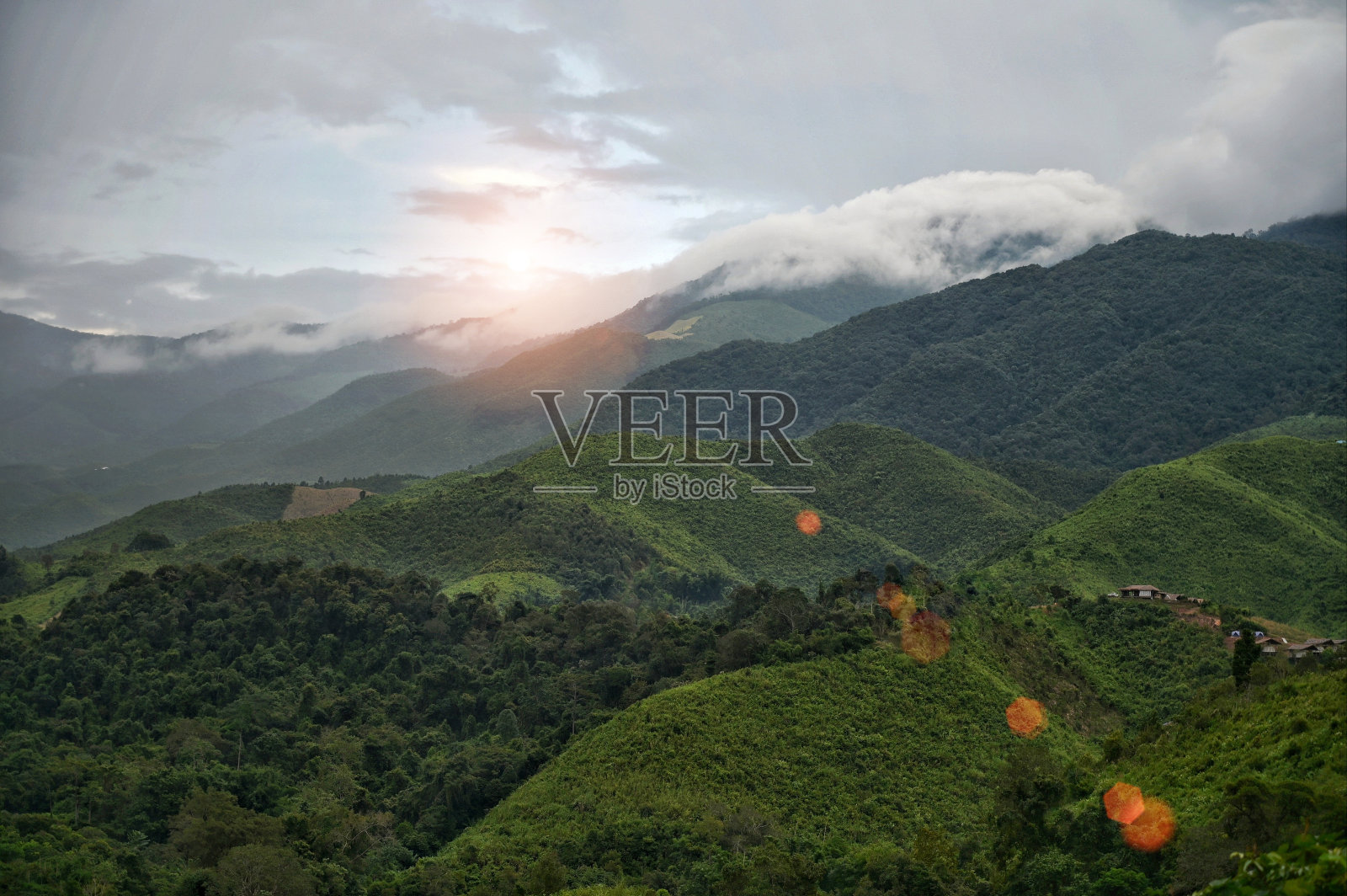 太阳从东方的山后升起。照片摄影图片