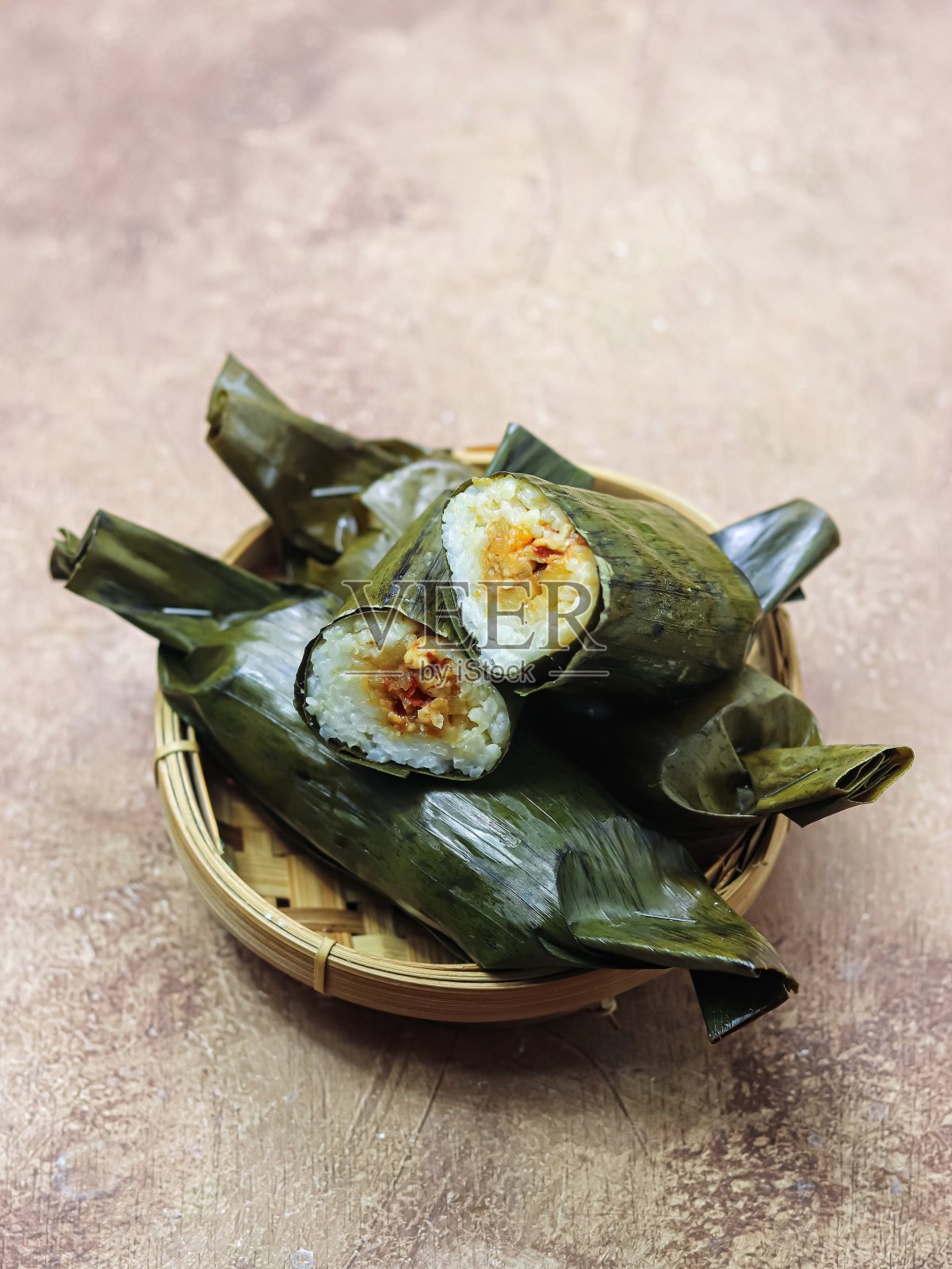 Arem-arem是一种传统的印尼食物，由米饭、蔬菜、鸡肉和肉制成照片摄影图片