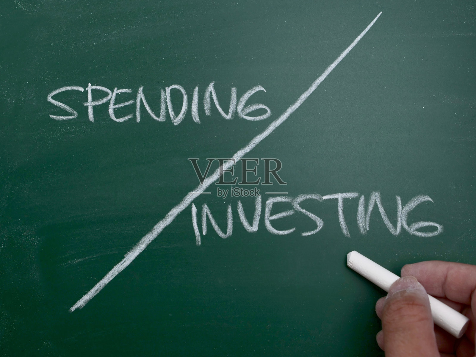 消费或投资，写在黑板上的文字，商业名言照片摄影图片