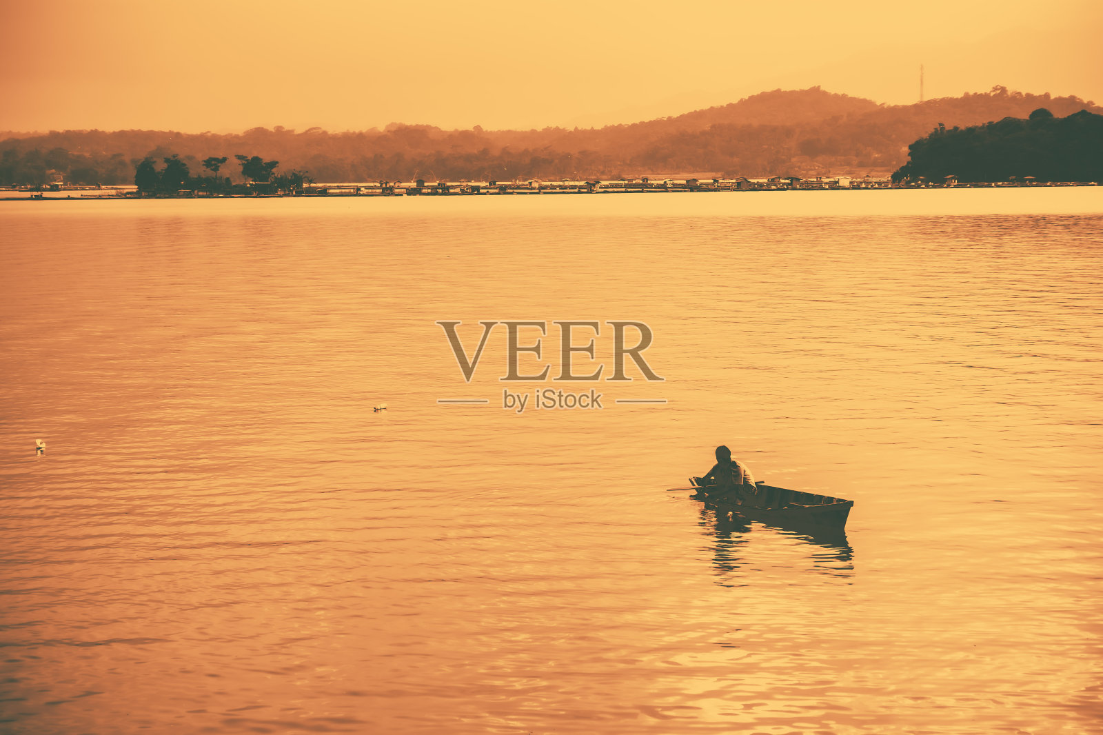 西爪哇库宁安的达尔玛水库，水面平静，中间有一个小岛。照片摄影图片