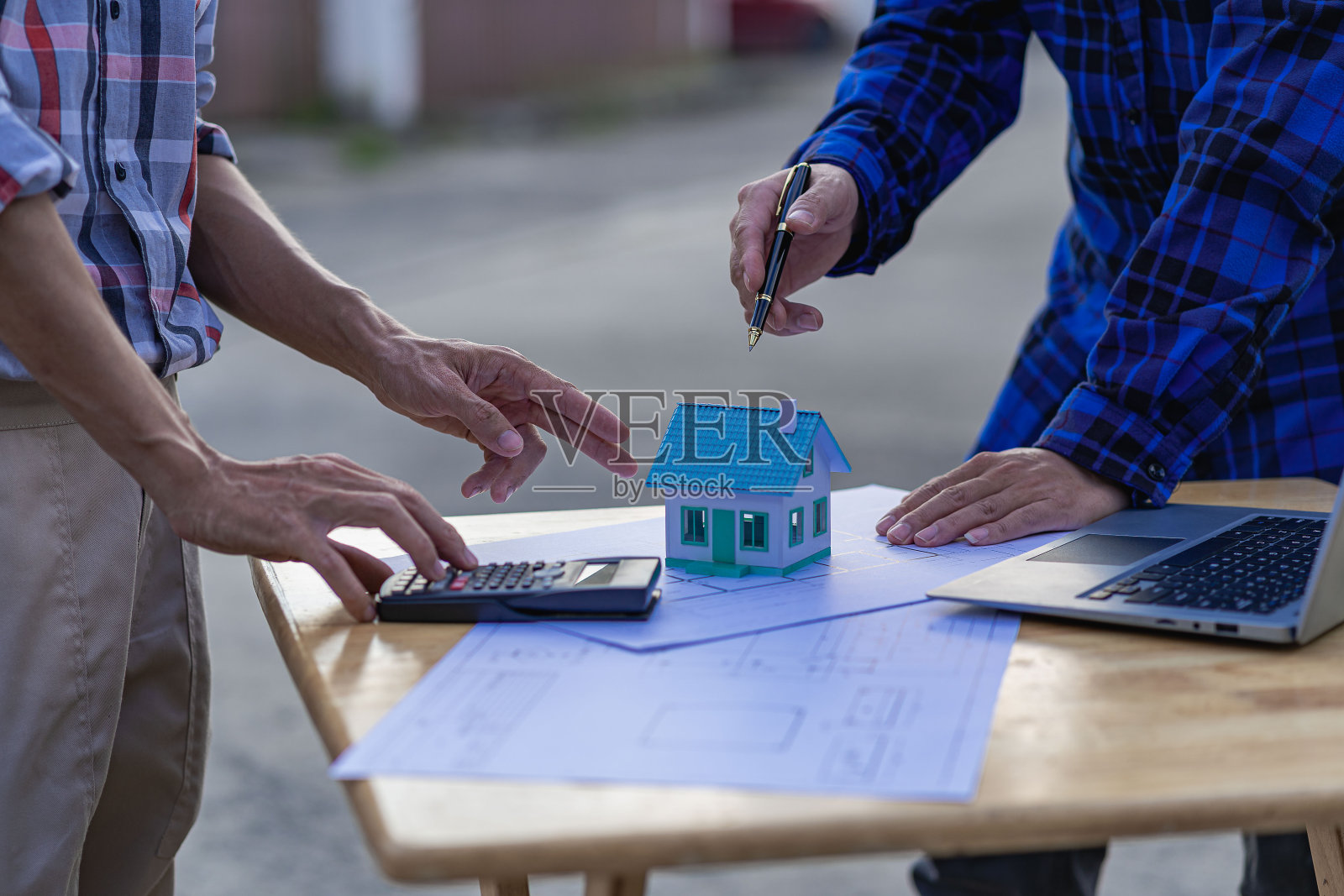 两位男性检查员和建筑师正在讨论。总工程师在施工现场与合作伙伴互动照片摄影图片