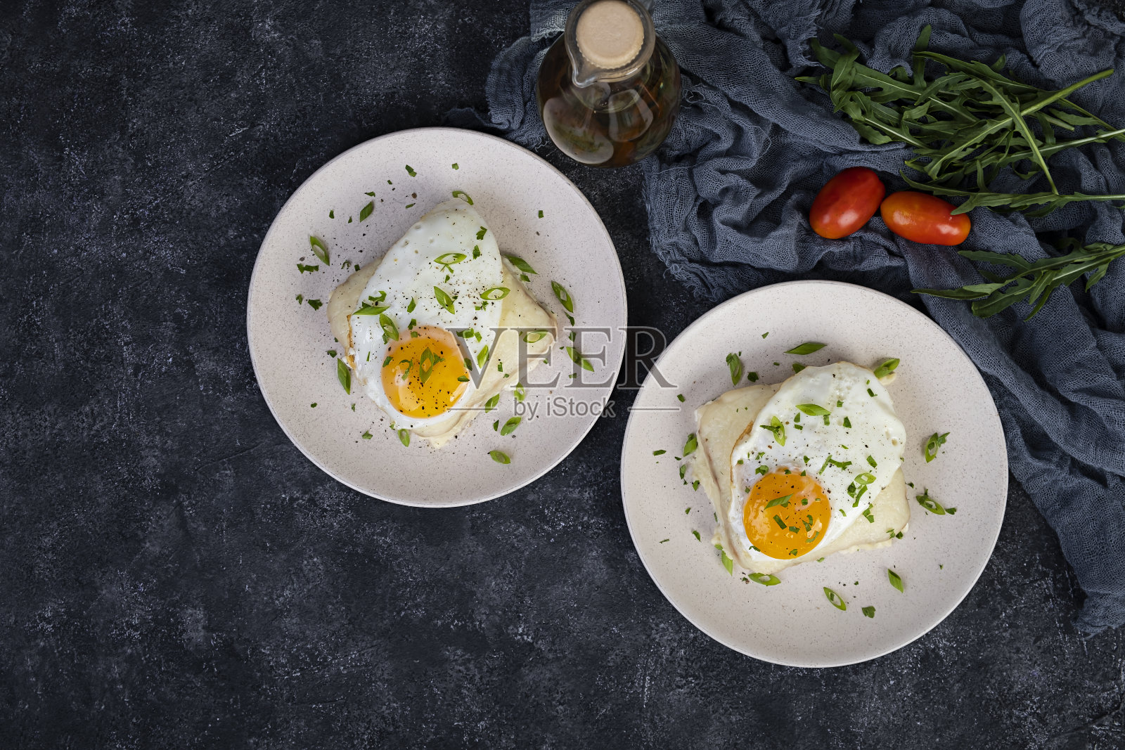 法式老鸨配白辣酱。法式吐司配火腿、奶酪和煎蛋照片摄影图片